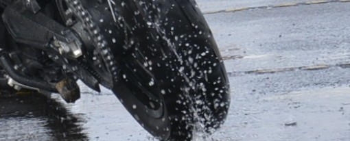 Piso molhado, sujeira na pista, como pilotar com segurança?