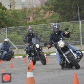 Alunos treinando curvas, exibindo OS CINCOS SEGREDOS DAS CURVAS.