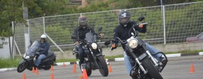 Alunos treinando curvas, exibindo OS CINCOS SEGREDOS DAS CURVAS.