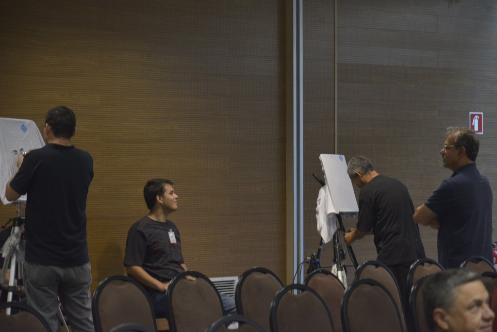 Com a equipe do Leonardo de caricaturistas a diversão é garantida. Os participantes saem do evento com a camiseta com a "foto" caricaturada. Muito legal! 