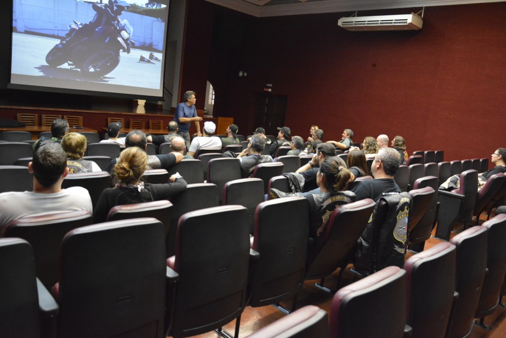 Inicio da Palestra sobre Técnicas de Pilotagem Defensiva, com Carlos Amaral