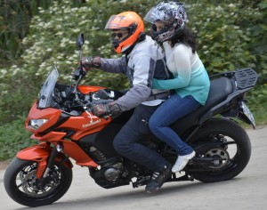 Com ou sem garupa, esta moto se demonstrou leve e ágil