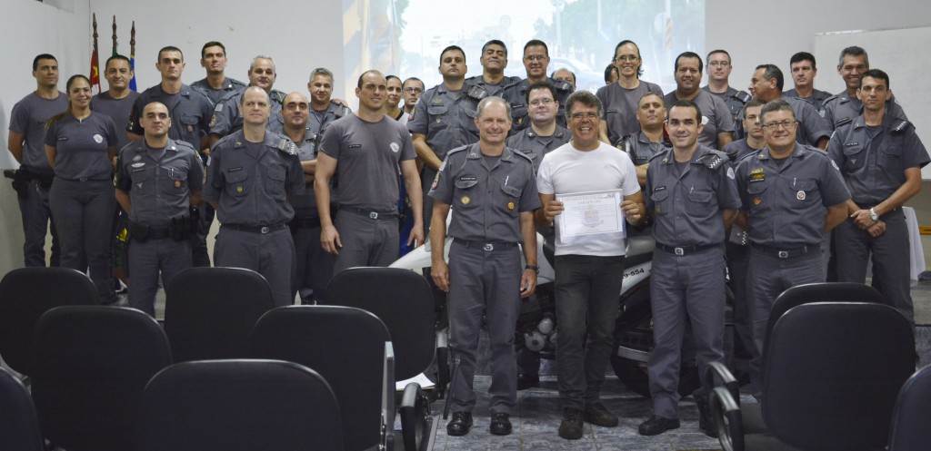 Em nome de todos os policiais militares, de todos os Gênesis e serventes de limpeza. Em nome do pneumologista que me atendeu e daqueles que me alimentaram durante a internação. MUITO OBRIGADO!