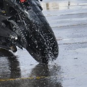 Piso molhado, sujeira na pista, como pilotar com segurança?