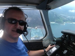 André Penalva, em seu avião. Conduzir um avião é como conduzir uma moto. Tem que ser piloto!